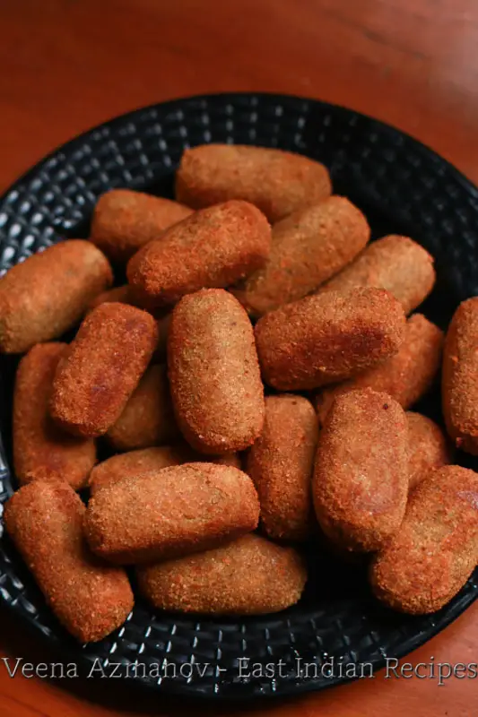 Beef croquettes or chicken croquettes are mince rolls made with either beef or chicken. Blended with a number of spices, these croquettes are rolled into breadcrumbs and then deep-fried 