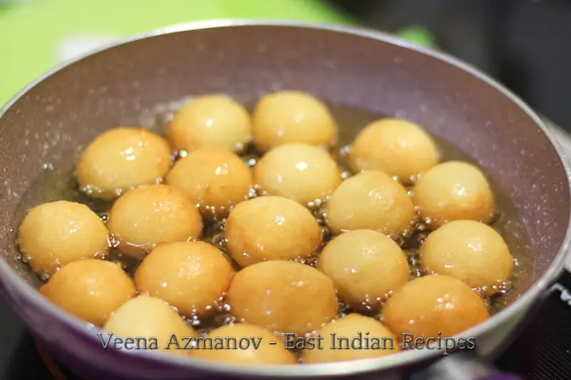 This is the authentic recipe for east Indian fugias. It needs a bit of practice in the beginning.