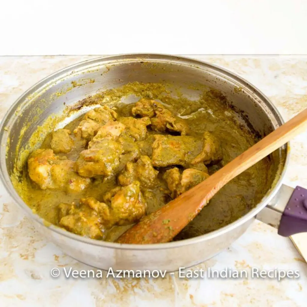 A skillet with curry made with green masala.