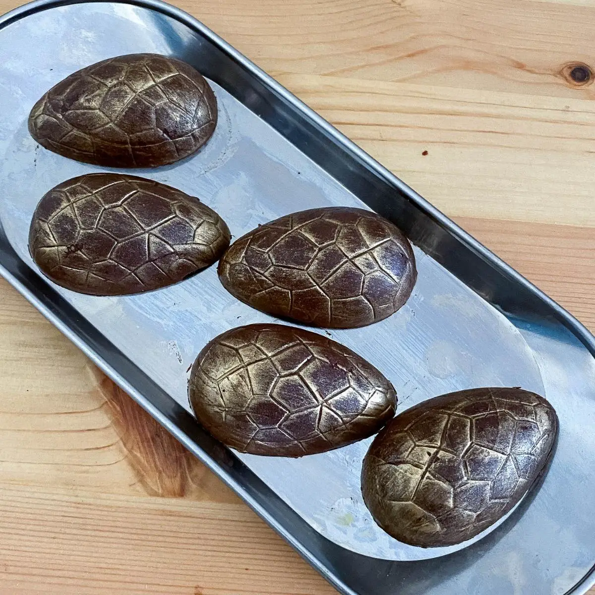A tray with easter eggs made with chocolate. 