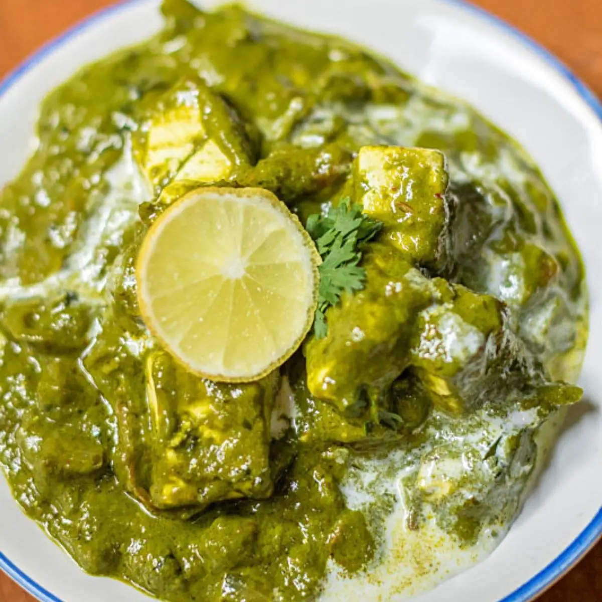 A bowl with green spinach gravy. 
