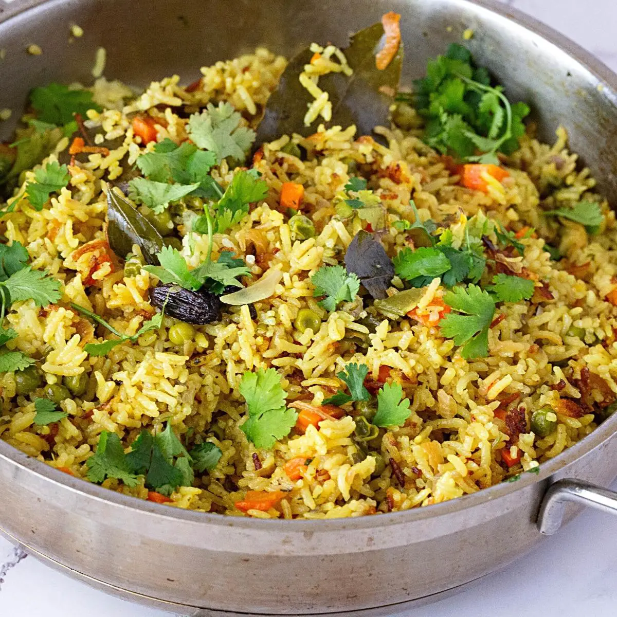Green pulao in the skillet.