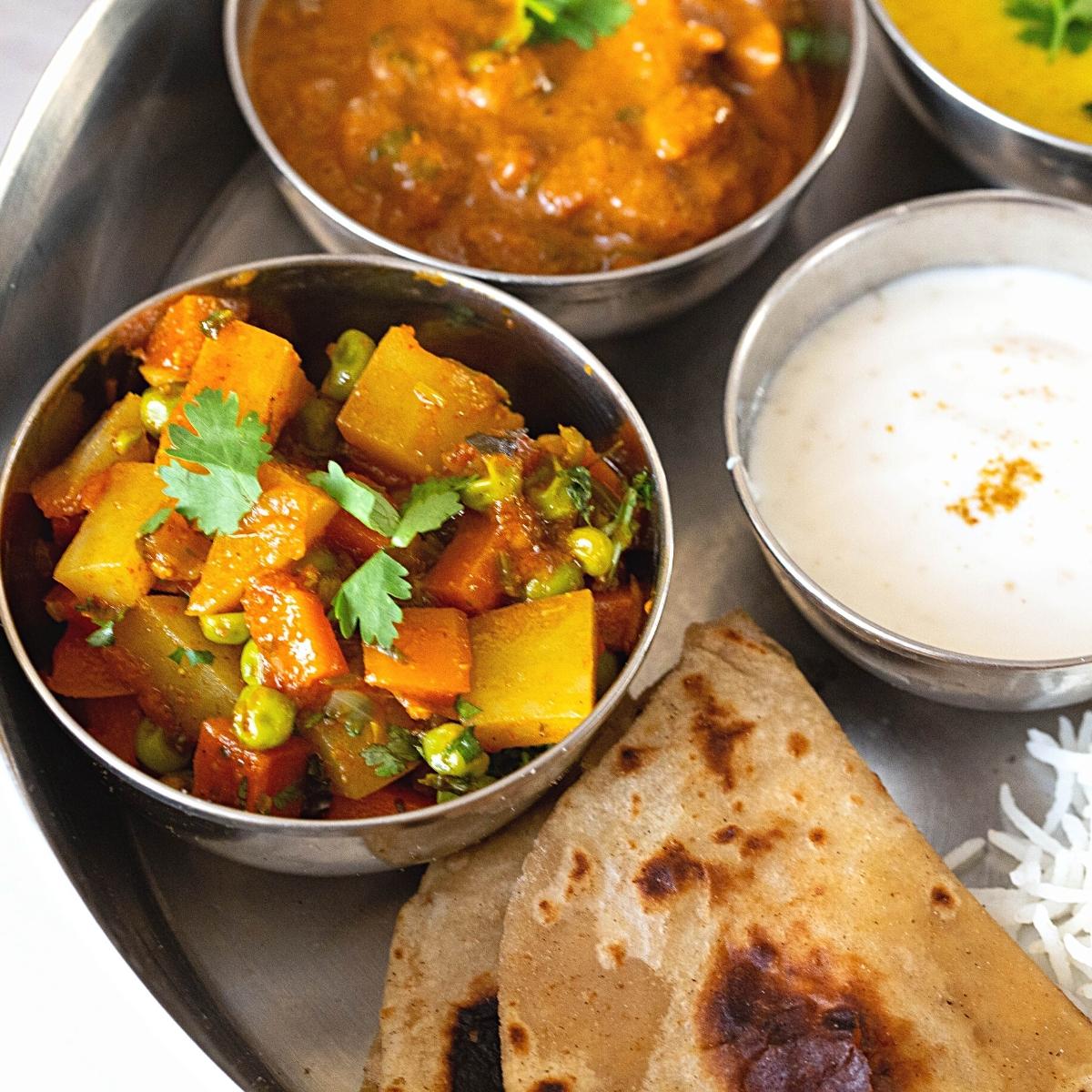 https://eastindianrecipes.net/wp-content/uploads/2022/09/How-to-Make-North-Indian-Thali-Vegetarian-4.jpg