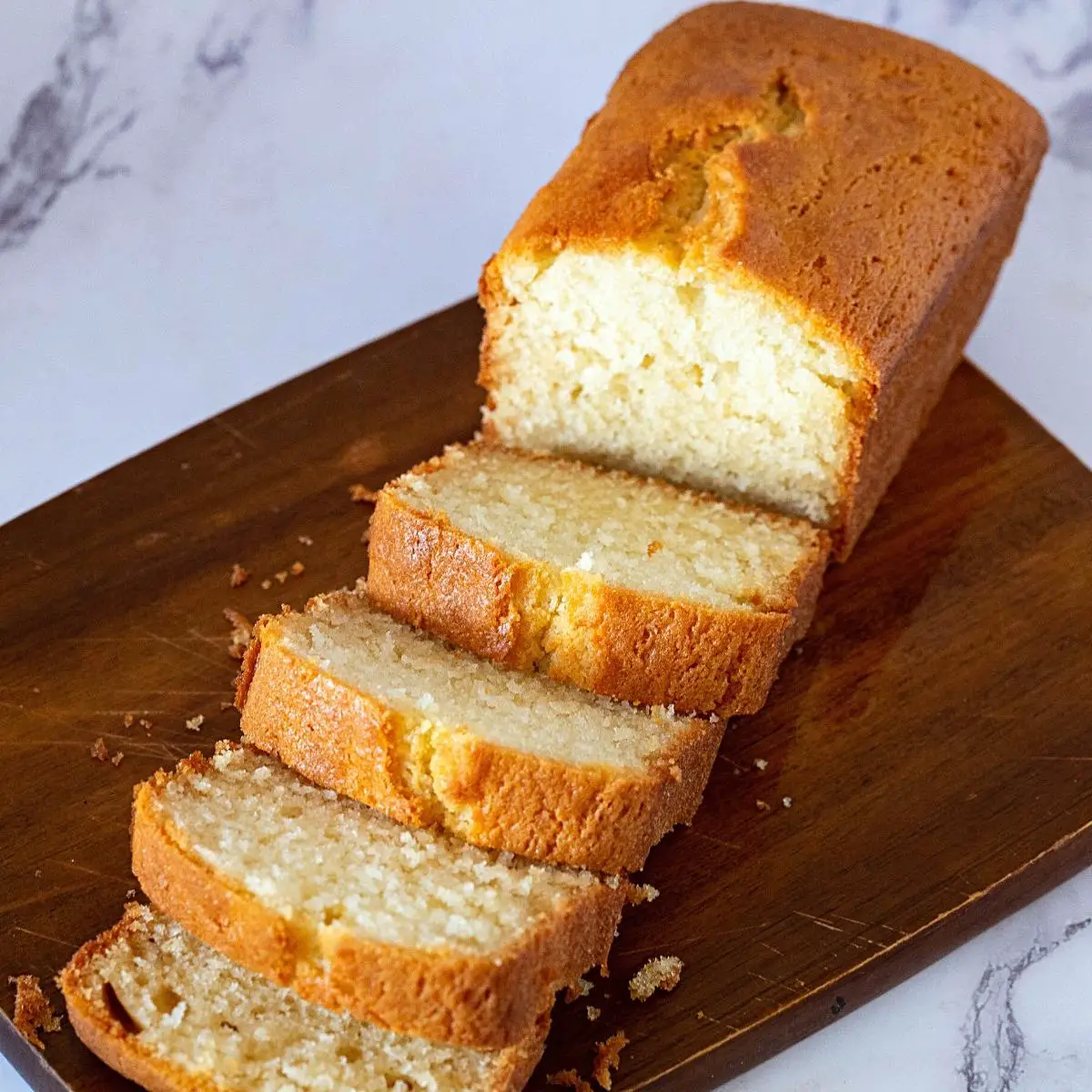 A loaf cake with semolina.