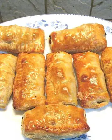A plate with meat pastries.