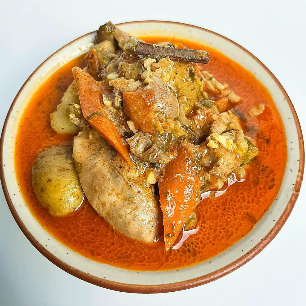 A bowl with chicken curry.