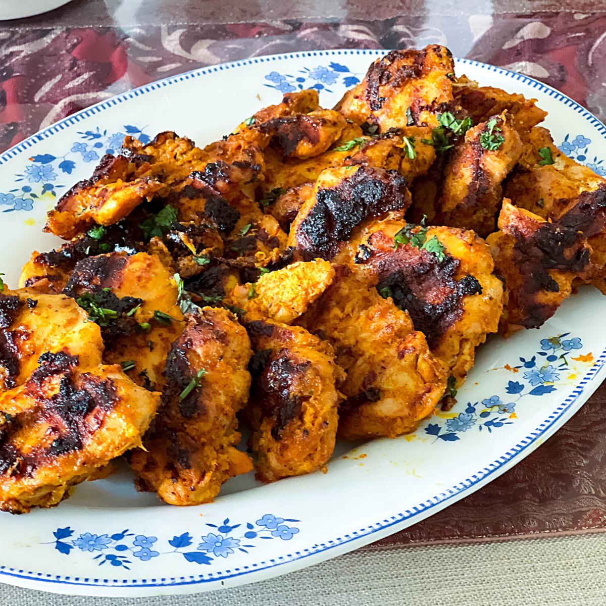 A platter with tandoori chicken.